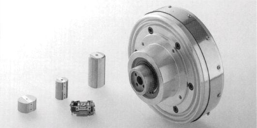 鋼線巻取り用マグネットカップリング(右端)とその他精密機構部品