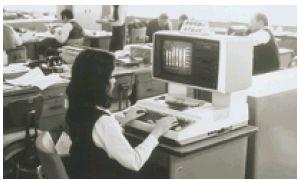 パソコン導入初期(1982年) 女性の制服は、青色のベストとスカートにストライプ柄の白ブラウスだった