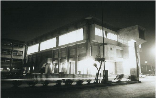 夜間の照明が輝く星崎工場体育館(1975年)
