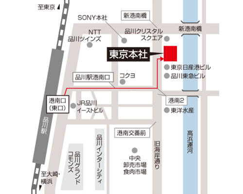 旧海岸通りに面した緑色の窓ガラスの9階建てのビルです