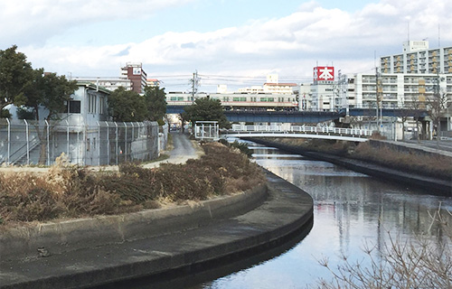 新堀川下流から花表町付近を望む